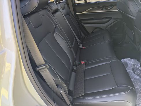 New 2025 Jeep Grand Cherokee Limited w/ Luxury Tech Group II AWD/4WD image 27