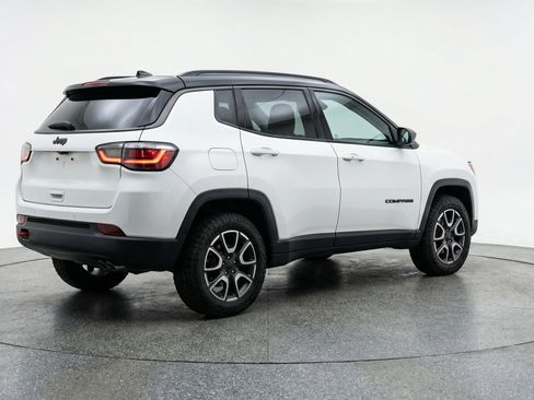 Used 2025 Jeep Compass Trailhawk w/ Trailer Tow Group AWD/4WD image 9