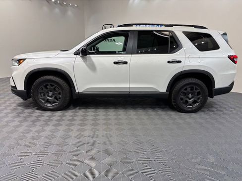 Used 2025 Honda Pilot TrailSport image 2