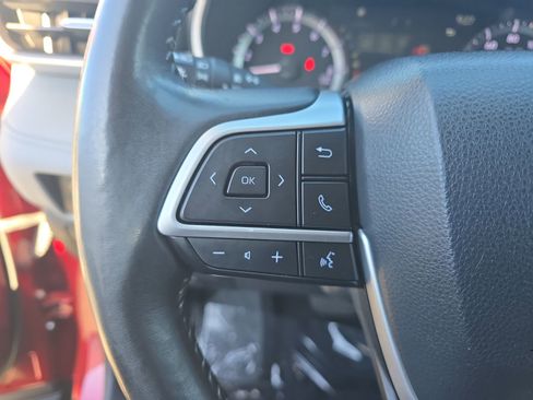 Used 2023 Toyota Highlander XLE image 25