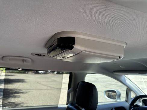 Used 2019 Chrysler Pacifica Touring Plus w/ Tire & Wheel Group FWD image 11