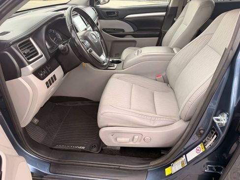 Used 2017 Toyota Highlander Plus w/ Carpet Mat Package FWD image 18