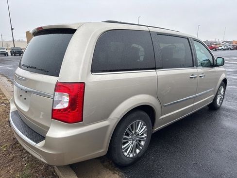 Used 2013 Chrysler Town & Country Touring-L w/ Driver Convenience Group image 3