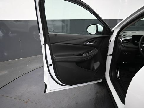 Used 2025 Buick Encore GX Preferred FWD image 24