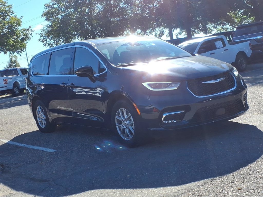 Used 2025 Chrysler Pacifica Select FWD image 7