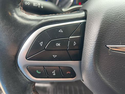 Used 2019 Chrysler Pacifica Touring Plus w/ Cold Weather Group FWD image 12