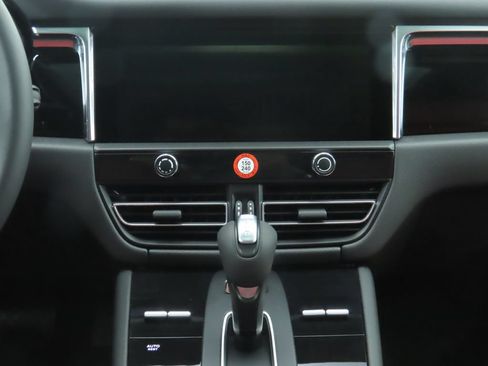 Used 2025 Porsche Macan AWD/4WD image 17