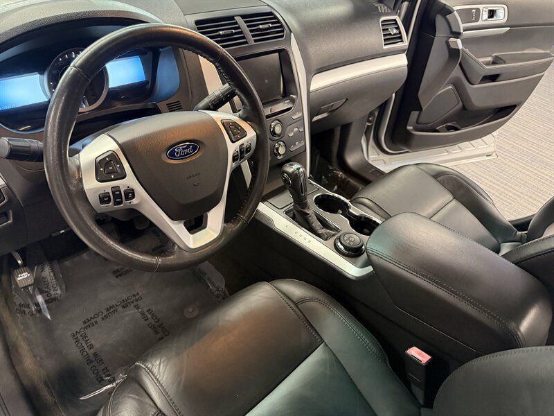 Used 2015 Ford Explorer XLT w/ Equipment Group 202B AWD/4WD image 13