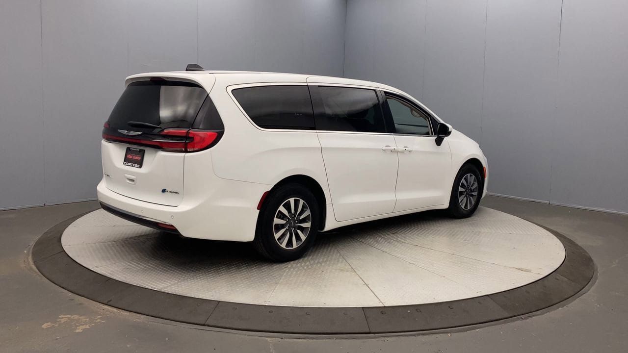Used 2023 Chrysler Pacifica Touring-L FWD image 5
