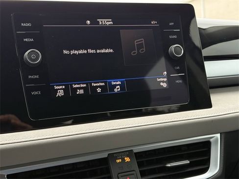 Certified 2025 Volkswagen Taos SE image 17