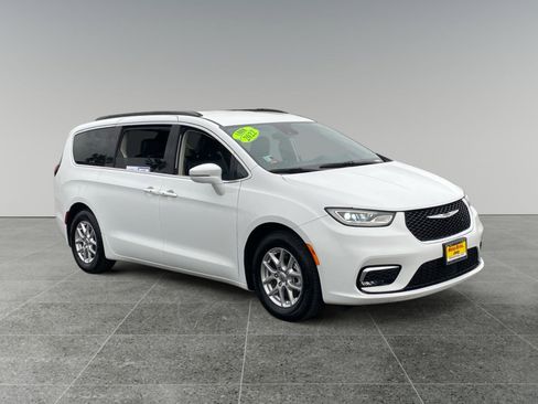 Used 2022 Chrysler Pacifica Touring-L image 7