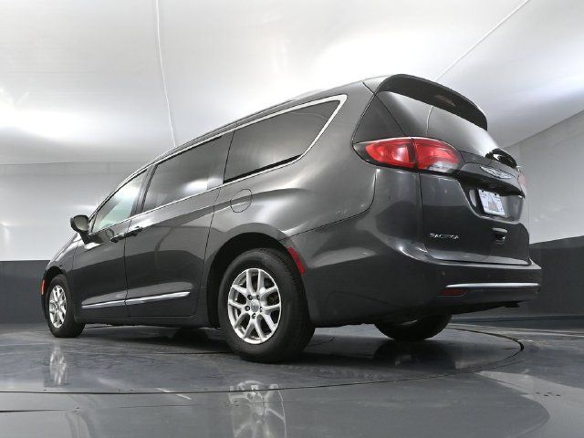 Used 2020 Chrysler Pacifica Touring-L FWD image 39