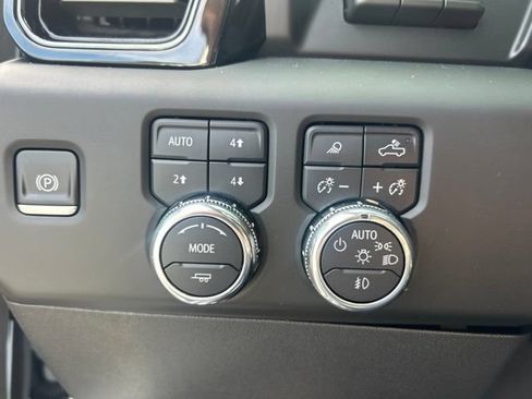 Used 2025 GMC Sierra 1500 AT4 w/ AT4 Premium Package AWD/4WD image 17