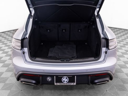 Certified 2026 Porsche Macan AWD/4WD image 30