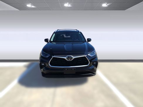 Used 2023 Toyota Highlander XLE image 3