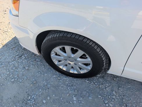 Used 2015 Chrysler Town & Country Touring FWD image 12