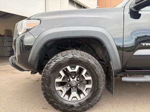 Used 2019 Toyota Tacoma TRD Off-Road w/ TRD Premium Off Road Package AWD/4WD image 10