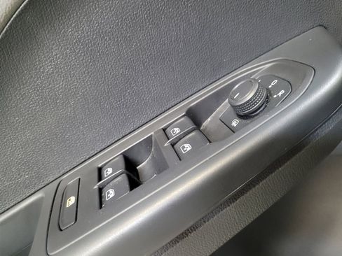 Used 2023 Volkswagen Taos SE w/ Panoramic Sunroof Package FWD image 27