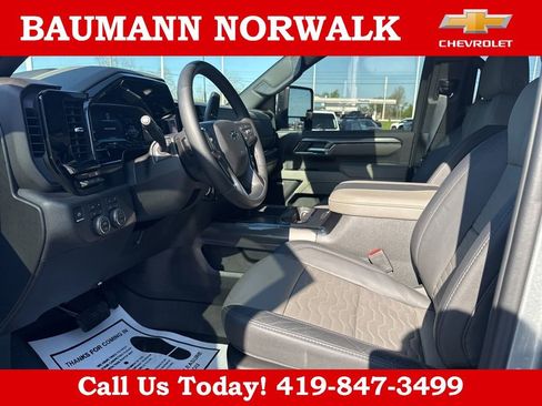 Used 2025 Chevrolet Silverado 2500 ZR2 w/ Technology Package AWD/4WD image 9