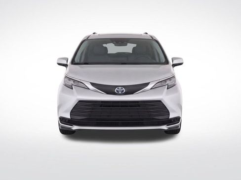 Used 2024 Toyota Sienna LE w/ LE Plus Package FWD image 5