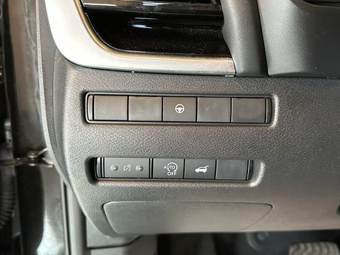 Used 2024 Nissan Rogue SL AWD/4WD image 17