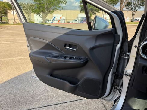 Used 2025 Nissan Versa SV FWD image 18