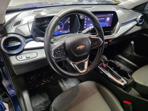 Used 2024 Chevrolet Trax LT w/ Sunroof Package FWD image 25