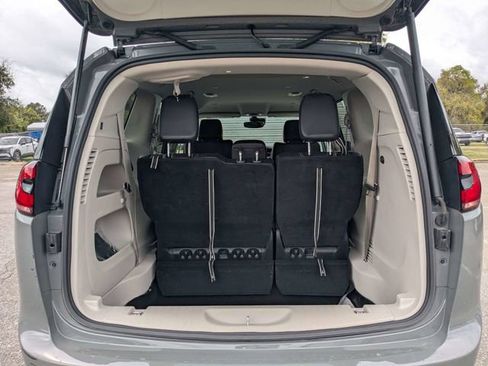 Used 2023 Chrysler Pacifica Touring-L FWD image 13