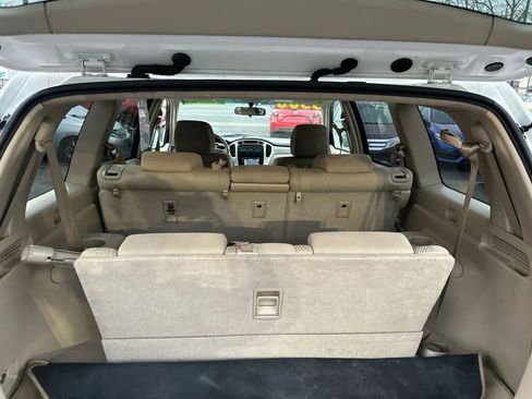 Used 2005 Toyota Highlander 4WD V6 w/ 3rd Row image 13