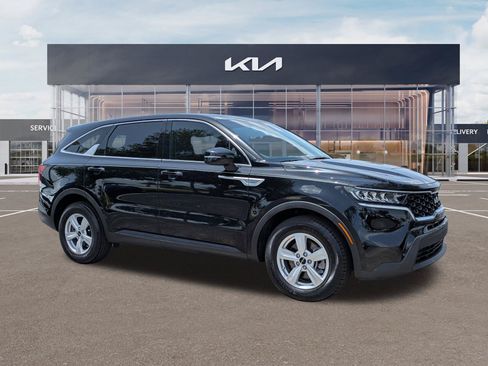Certified 2022 Kia Sorento LX FWD image 2