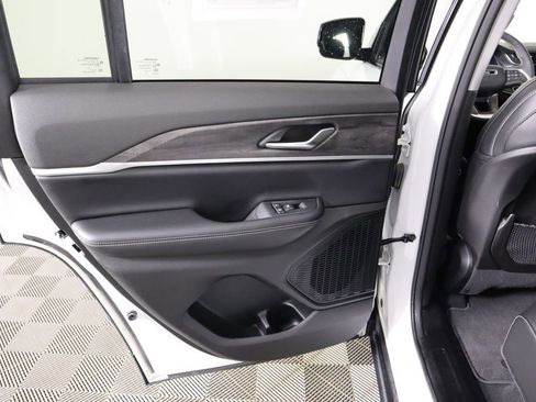 Used 2023 Jeep Grand Cherokee Limited image 32