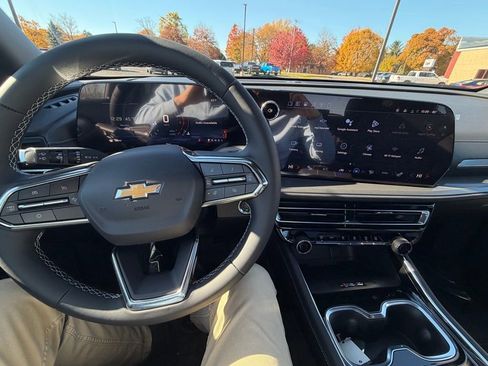 New 2026 Chevrolet Traverse LT w/ Sun and Wheel Package FWD image 10