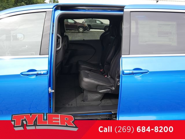 New 2027 Chrysler Pacifica Select FWD image 18
