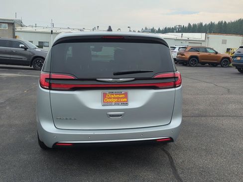 Used 2023 Chrysler Pacifica Touring-L FWD image 5