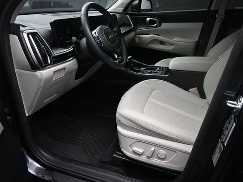 Used 2025 Kia Sorento S FWD image 16
