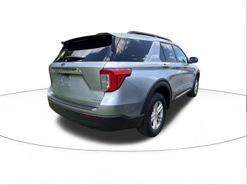 Used 2023 Ford Explorer XLT AWD/4WD image 2