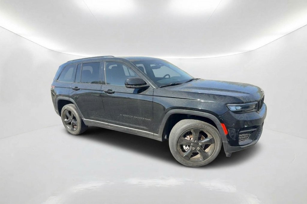 Used 2023 Jeep Grand Cherokee Altitude AWD/4WD image 3