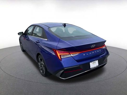 Used 2025 Hyundai Elantra SEL image 11