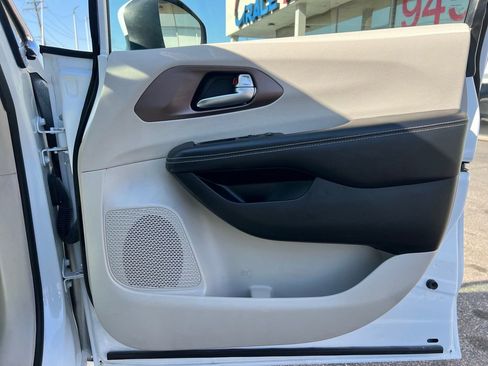 Used 2022 Chrysler Voyager LX image 28