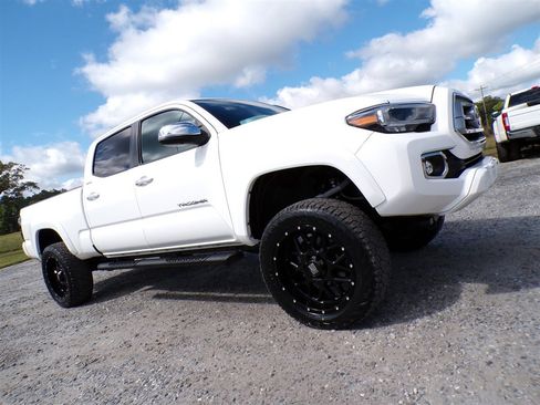 Used 2022 Toyota Tacoma Limited image 28