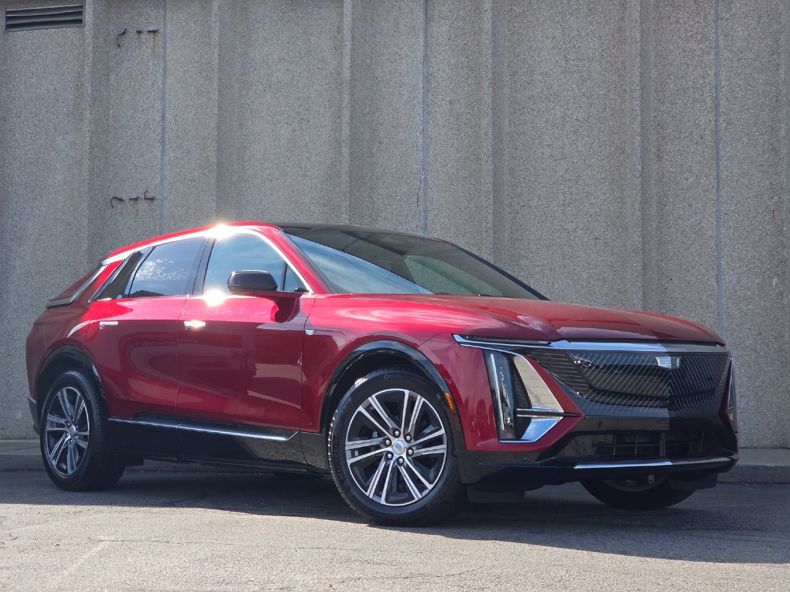 Certified 2024 Cadillac Lyriq Luxury AWD/4WD image 1
