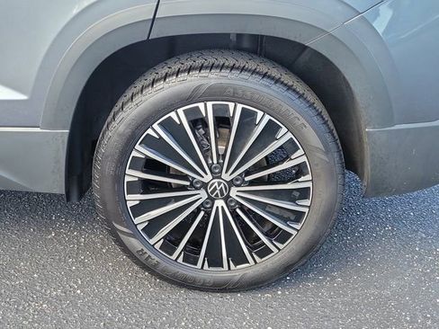 Certified 2025 Volkswagen Taos SE FWD image 29