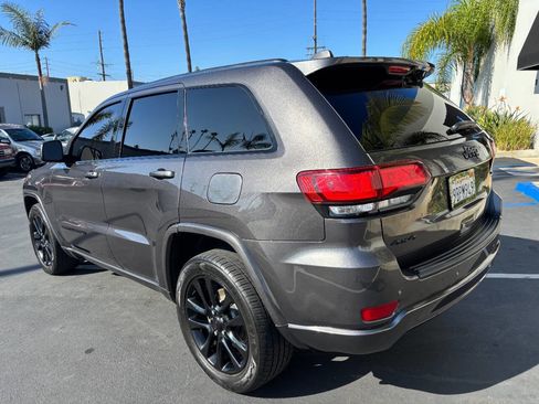 Used 2019 Jeep Grand Cherokee Altitude image 3