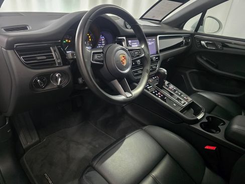 Certified 2024 Porsche Macan AWD/4WD image 4