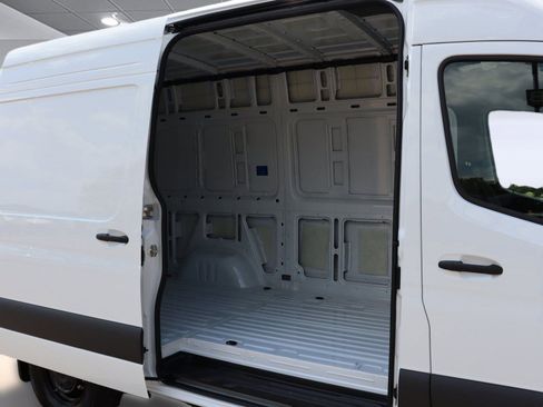Used 2025 Mercedes-Benz Sprinter 2500 image 21