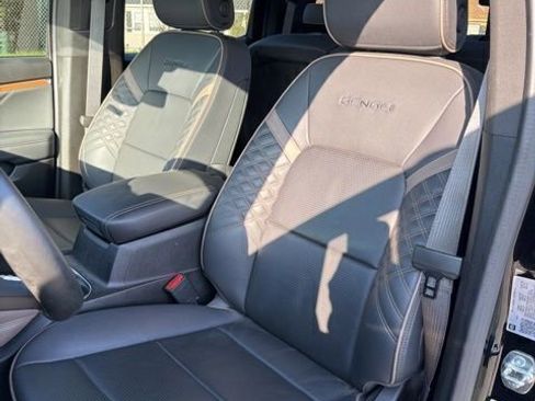 Used 2024 GMC Canyon Denali image 11