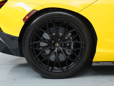 Used 2024 Lamborghini Revuelto image 40