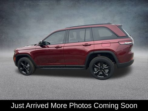 Used 2023 Jeep Grand Cherokee Altitude image 3