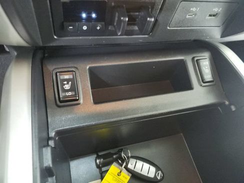 Used 2020 Nissan Titan SV w/ SV Convenience Package RWD image 29