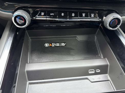 Used 2025 Chevrolet Suburban Z71 w/ Comfort Package image 24